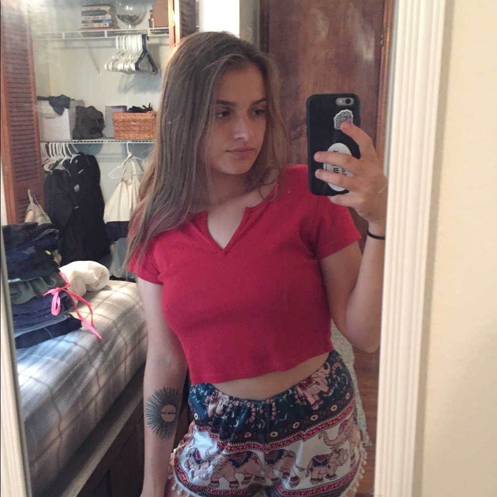 (SOLD) Brandy Melville (J.Galt) red crop top🌈